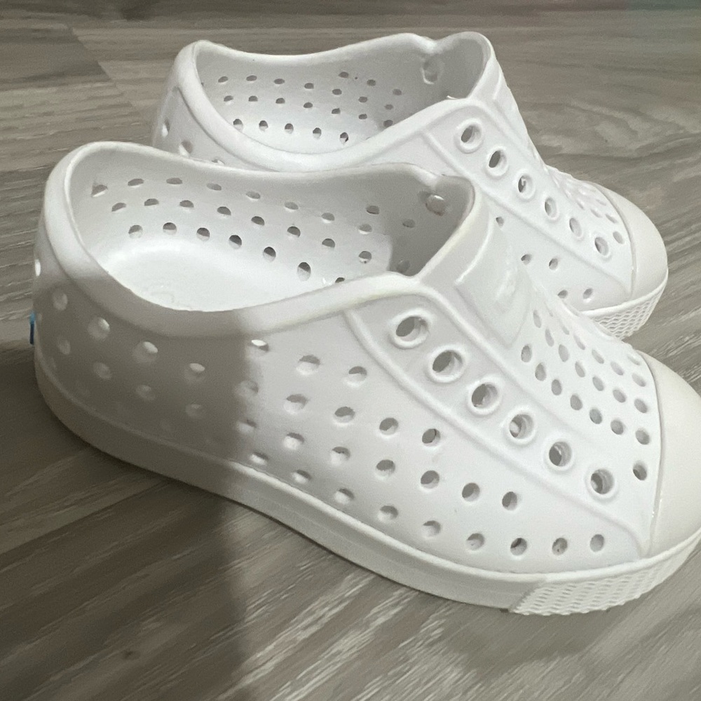 Native toddlers white shoes size c6